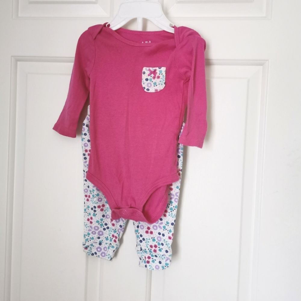 3/$12  child of mine by Carter's 2 piece set size 3-6 m